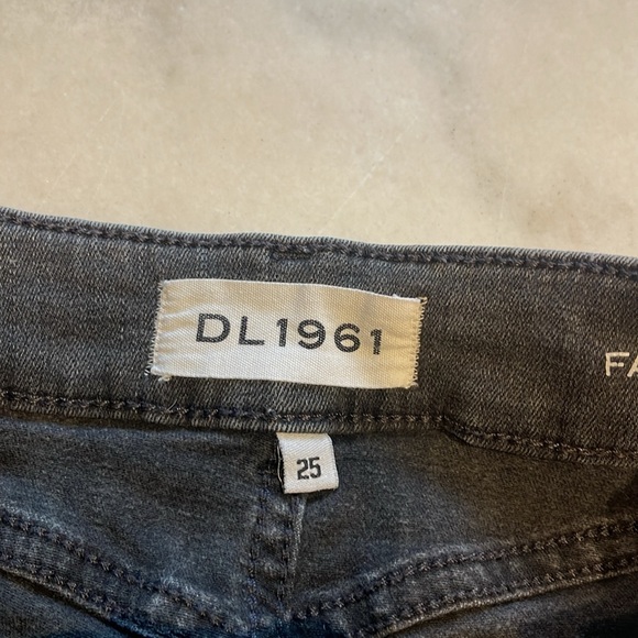 DL1961 FARROW INSTASLIM RAW HEM SKINNY JEAN IN WHITNEY. 25 - Picture 4 of 9